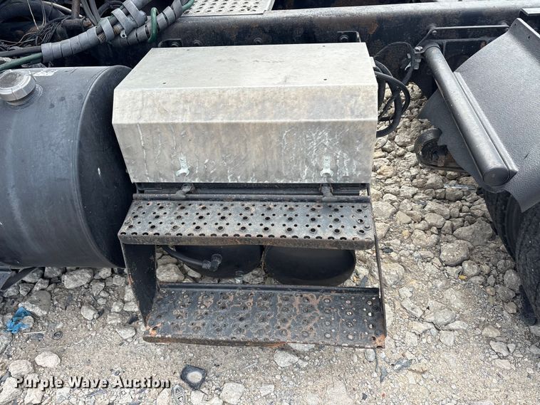 image for item YA2494 2007 International 8600 semi truck