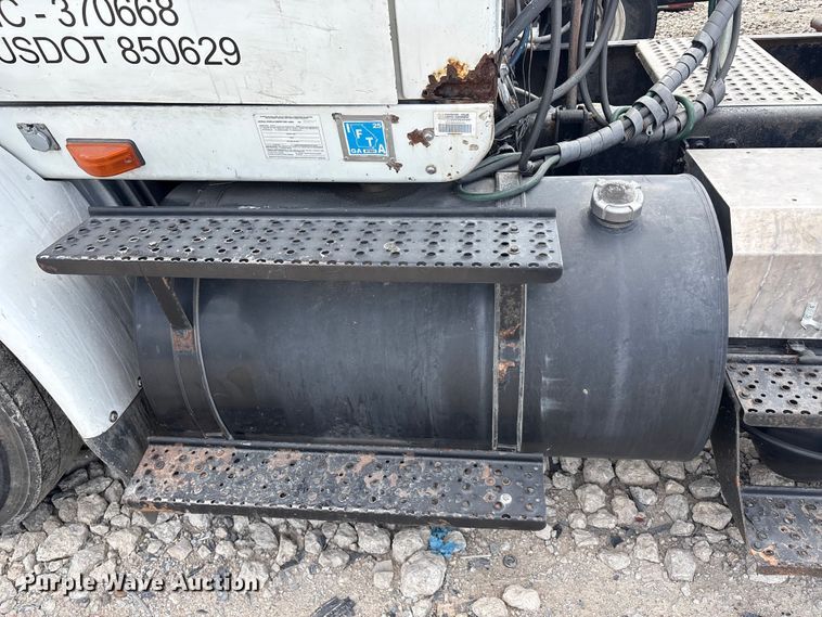 image for item YA2494 2007 International 8600 semi truck