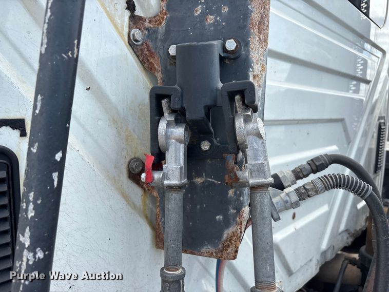 image for item YA2494 2007 International 8600 semi truck