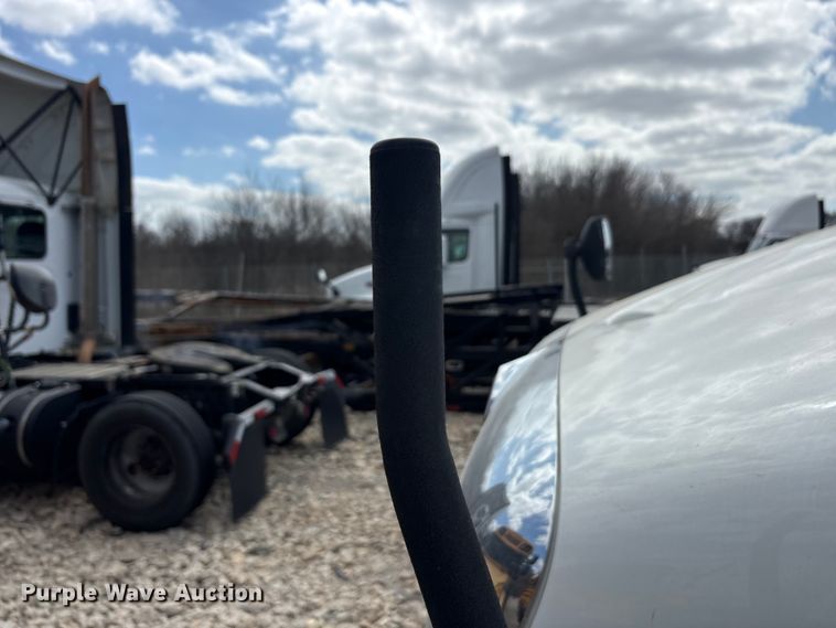 image for item YA2494 2007 International 8600 semi truck