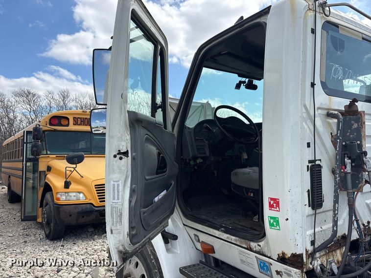 image for item YA2494 2007 International 8600 semi truck