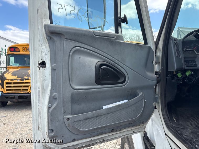 image for item YA2494 2007 International 8600 semi truck