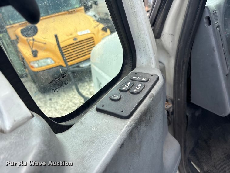 image for item YA2494 2007 International 8600 semi truck