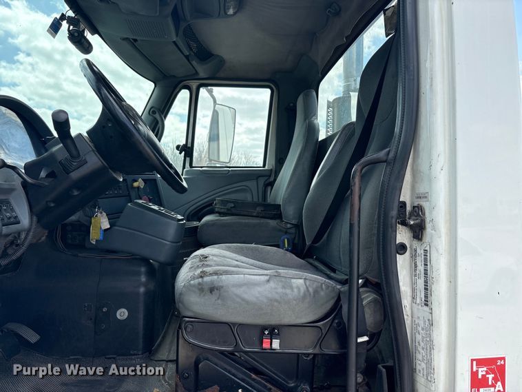 image for item YA2494 2007 International 8600 semi truck