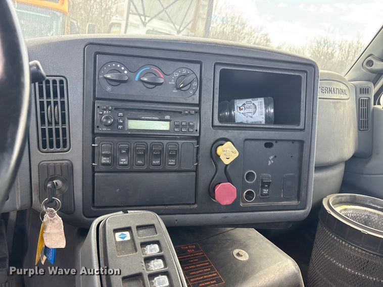 image for item YA2494 2007 International 8600 semi truck