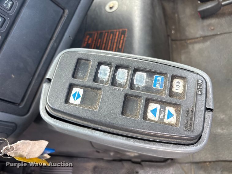 image for item YA2494 2007 International 8600 semi truck