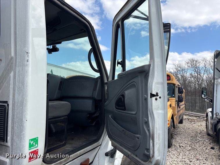 image for item YA2494 2007 International 8600 semi truck