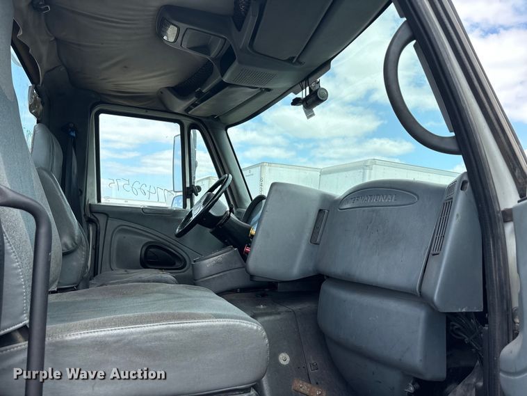 image for item YA2494 2007 International 8600 semi truck