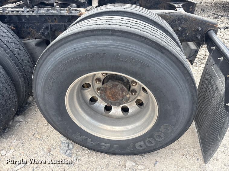 image for item YA2494 2007 International 8600 semi truck