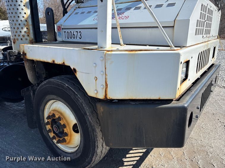 image for item YA2510 2004 Kalmar Ottawa yard truck