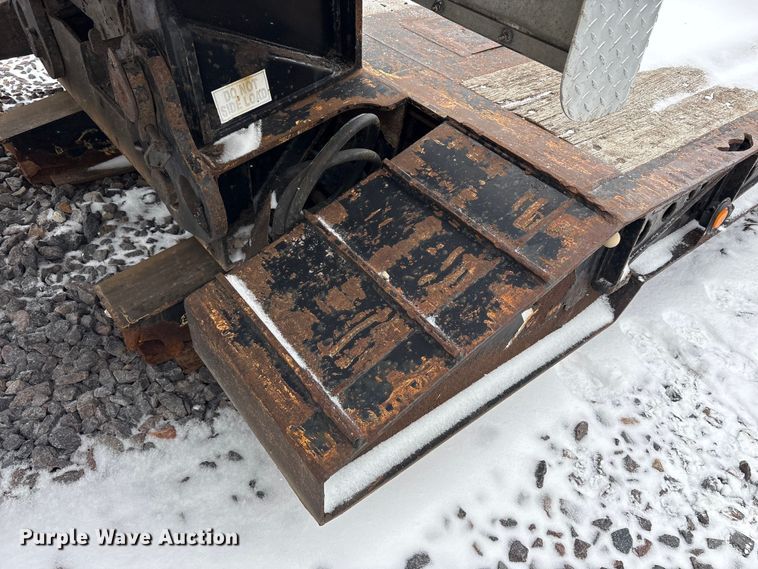 image for item YA2560 2013 X-l Specialized XL 80 MDE extendable lowboy equipment trailer