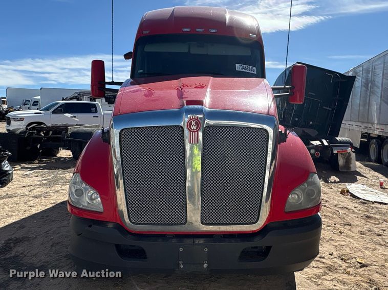 image for item YA6127 2015 Kenworth T680 semi truck
