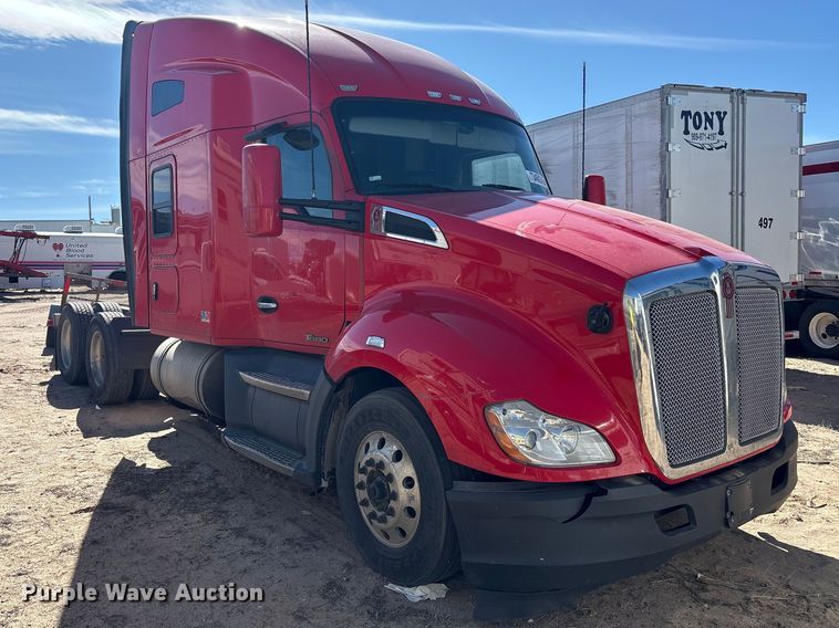 image for item YA6127 2015 Kenworth T680 semi truck