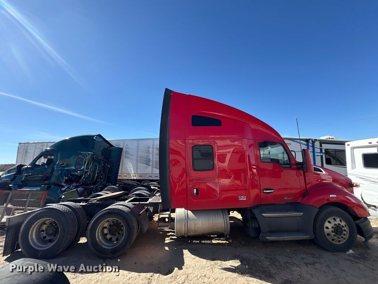 image for item YA6127 2015 Kenworth T680 semi truck