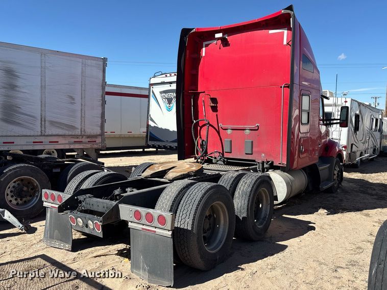 image for item YA6127 2015 Kenworth T680 semi truck