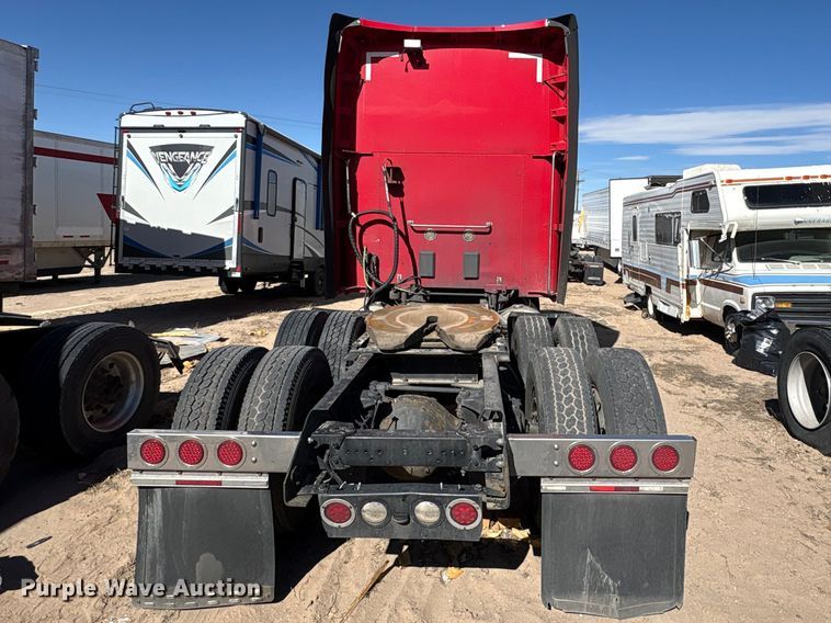 image for item YA6127 2015 Kenworth T680 semi truck