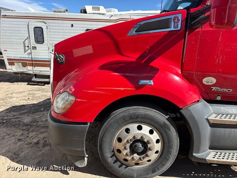 image for item YA6127 2015 Kenworth T680 semi truck