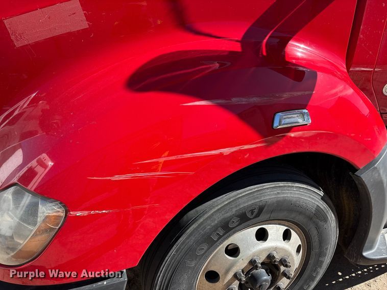 image for item YA6127 2015 Kenworth T680 semi truck