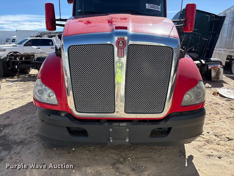 image for item YA6127 2015 Kenworth T680 semi truck