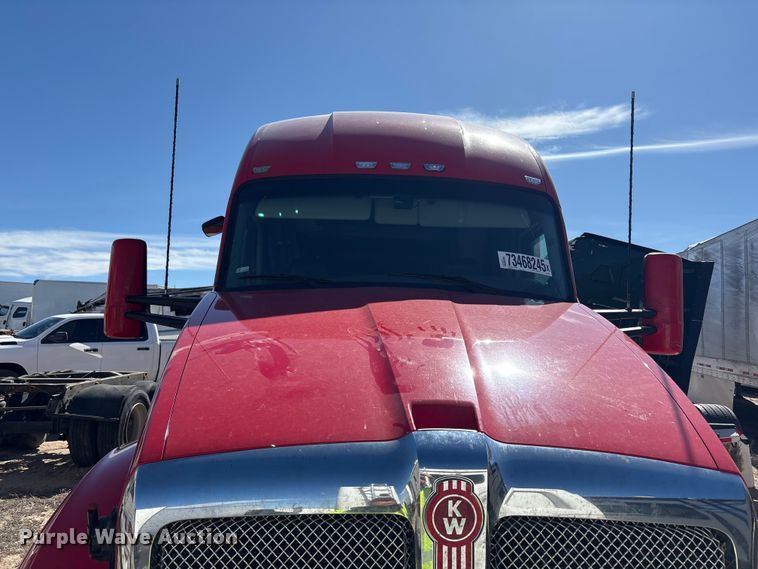 image for item YA6127 2015 Kenworth T680 semi truck