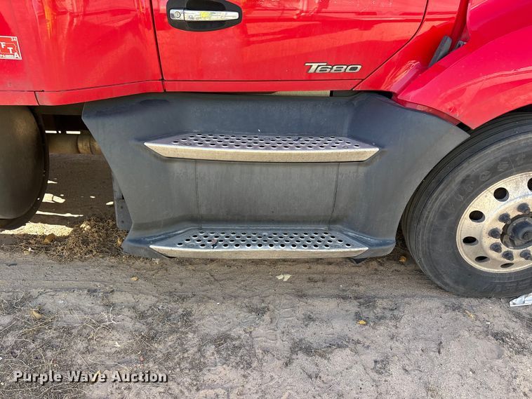 image for item YA6127 2015 Kenworth T680 semi truck