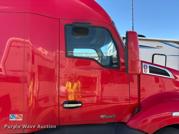 image for item YA6127 2015 Kenworth T680 semi truck