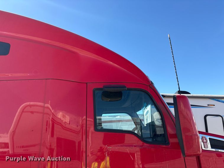 image for item YA6127 2015 Kenworth T680 semi truck