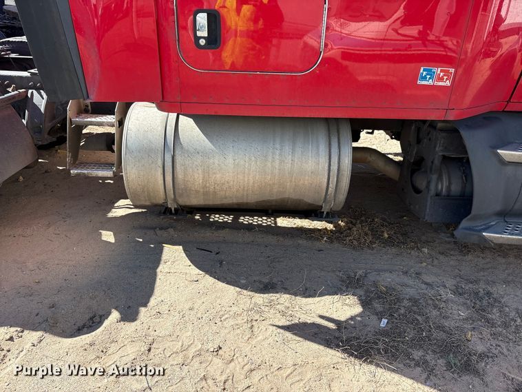 image for item YA6127 2015 Kenworth T680 semi truck