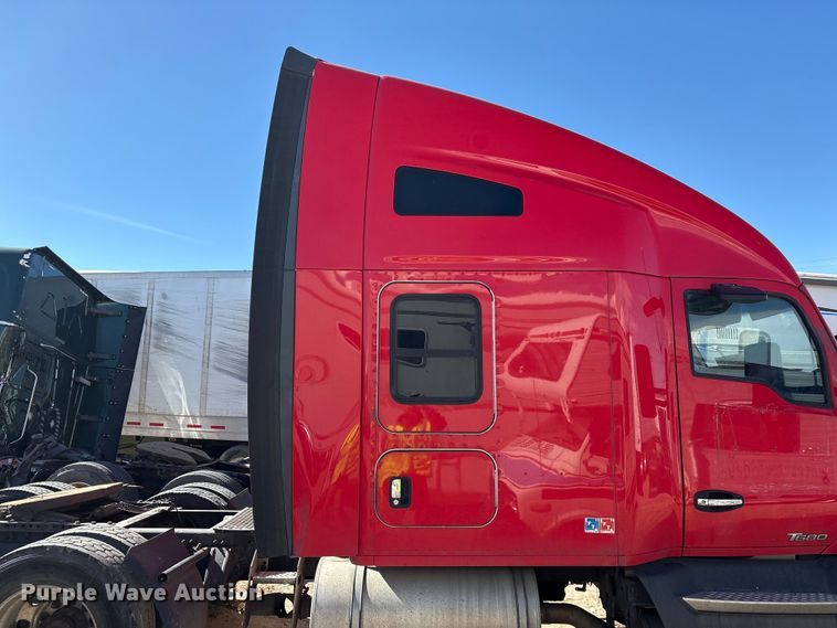 image for item YA6127 2015 Kenworth T680 semi truck