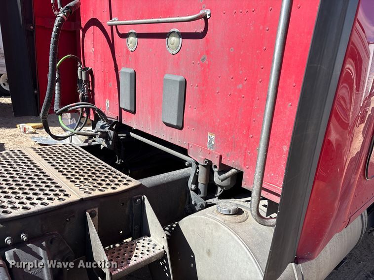 image for item YA6127 2015 Kenworth T680 semi truck