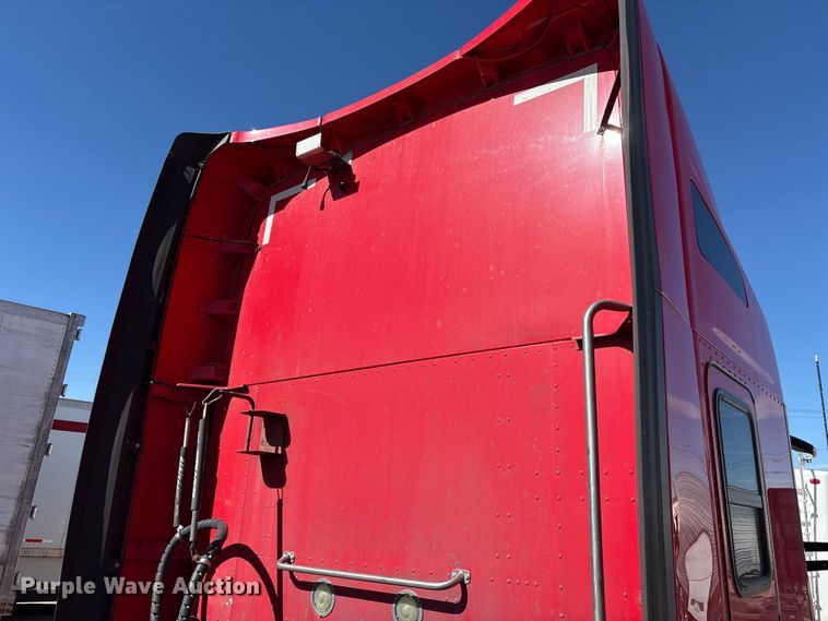 image for item YA6127 2015 Kenworth T680 semi truck