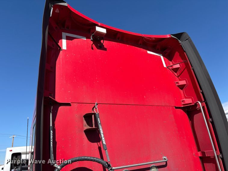 image for item YA6127 2015 Kenworth T680 semi truck