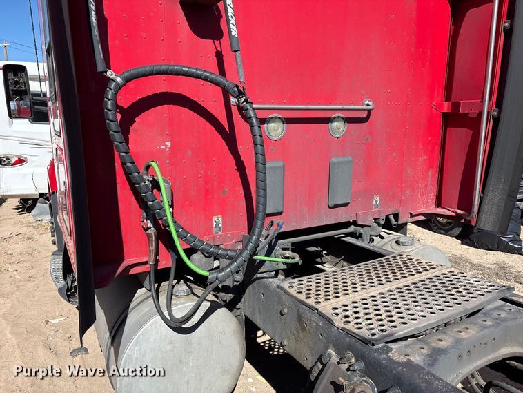 image for item YA6127 2015 Kenworth T680 semi truck