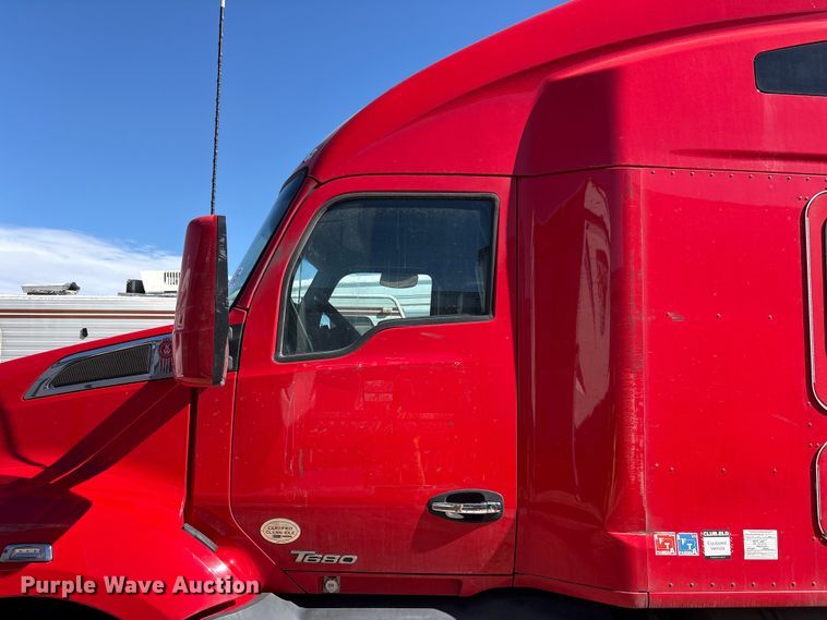 image for item YA6127 2015 Kenworth T680 semi truck