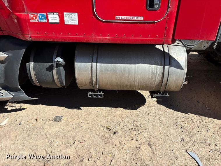 image for item YA6127 2015 Kenworth T680 semi truck