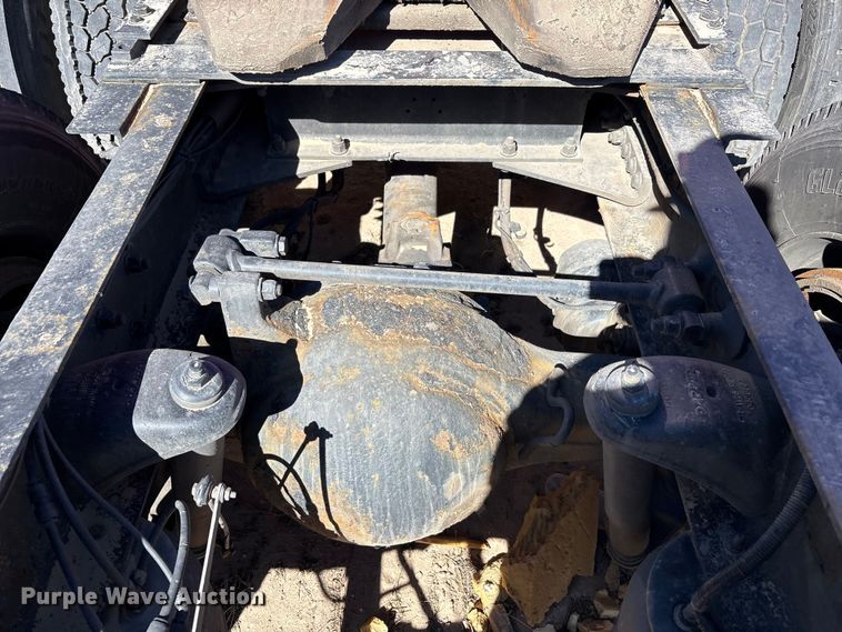 image for item YA6127 2015 Kenworth T680 semi truck