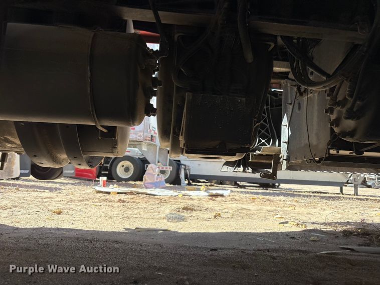 image for item YA6127 2015 Kenworth T680 semi truck