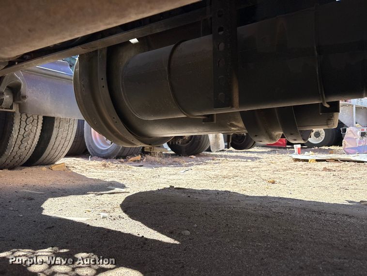 image for item YA6127 2015 Kenworth T680 semi truck