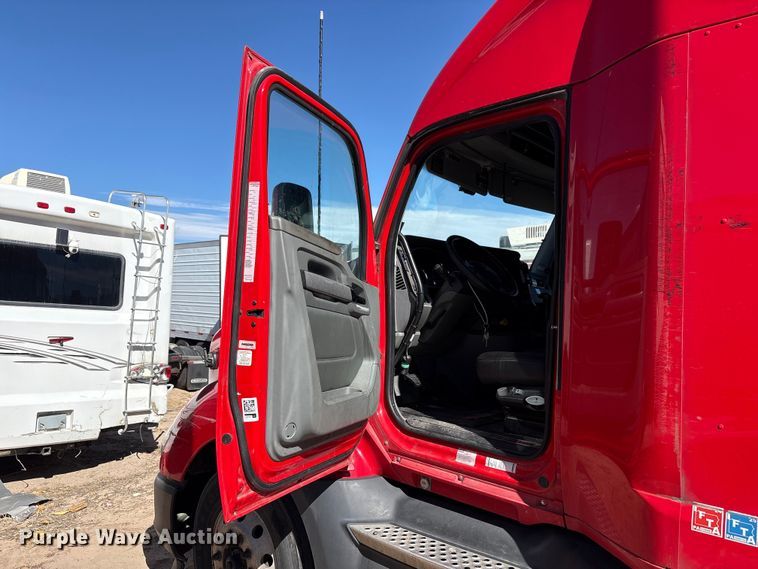 image for item YA6127 2015 Kenworth T680 semi truck