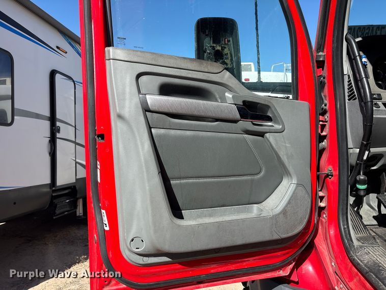 image for item YA6127 2015 Kenworth T680 semi truck