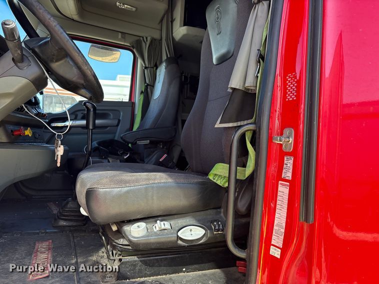 image for item YA6127 2015 Kenworth T680 semi truck