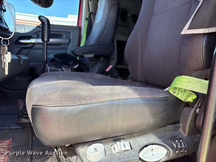 image for item YA6127 2015 Kenworth T680 semi truck