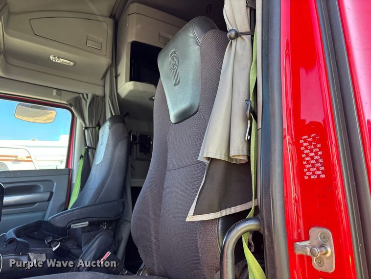 image for item YA6127 2015 Kenworth T680 semi truck