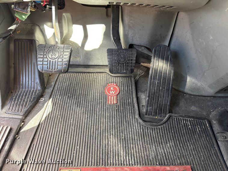 image for item YA6127 2015 Kenworth T680 semi truck