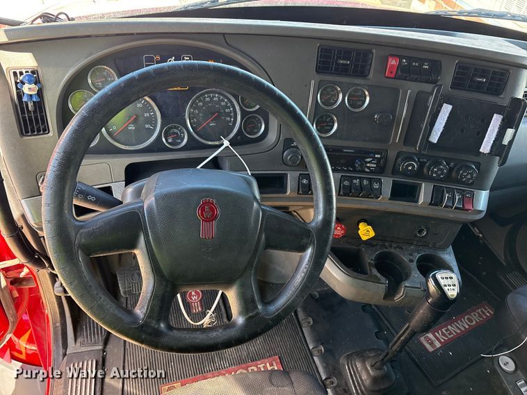 image for item YA6127 2015 Kenworth T680 semi truck