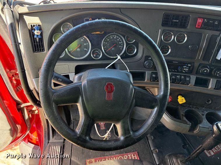 image for item YA6127 2015 Kenworth T680 semi truck
