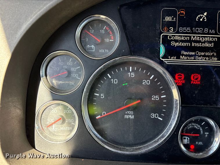 image for item YA6127 2015 Kenworth T680 semi truck