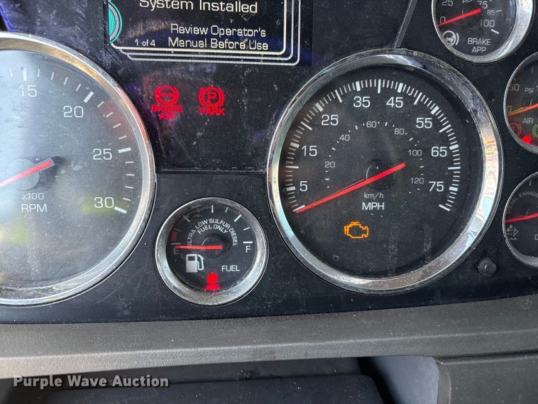 image for item YA6127 2015 Kenworth T680 semi truck