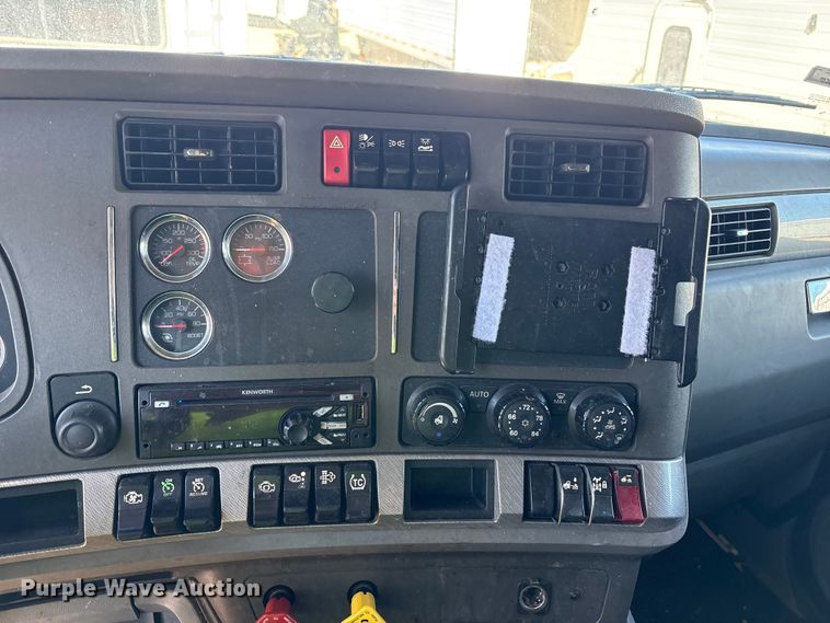 image for item YA6127 2015 Kenworth T680 semi truck