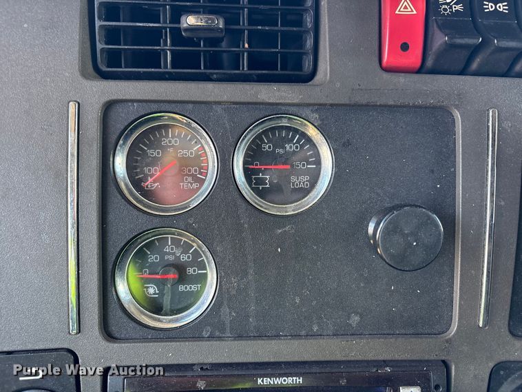 image for item YA6127 2015 Kenworth T680 semi truck